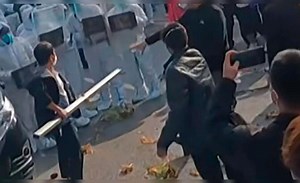 Confinan a todos los habitantes de Zhengzhou, la ‘Ciudad iPhone’ de China, tras violentas protestas