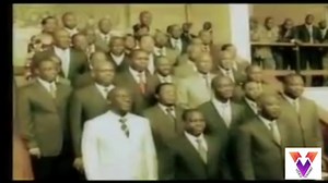 ISMAËL ISAACK Le train de la paix Ismaël Isaac, de son vrai nom Kaba Diakité Issiaka, est un chanteur de Côte d'Ivoire, né en 1966 à Abidjan. Artiste reggae à la voix mélodieuse, il se distingue par un sens de l'harmonie vocale et une thématique « afro-optimiste ». Ses parents viennent de Ponodougou, sous-préfecture de Boundiali. Ils parlent le mandingo, l'une des langues du royaume mandingue, et s'expriment dans d'autres dialectes : malinké, bambara et dioula. Aussi, lorsqu'ils se déplacèrent p