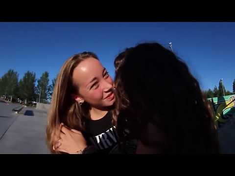 TWO GIRLS MAKEOUT