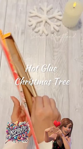 🌟🎄 PINOS NAVIDEÑOS DE SILICONA Y PAPEL VEGETAL 🎄🌟 ¡Una decoración divina, económica y con efecto WOW! ✨ Solo necesitas papel vegetal, silicona caliente y un poco de spray dorado… ¡y a crear magia! 💛 Primero forma un cono con el papel vegetal y asegúralo bien. Encima, comienza a dibujar el pino con silicona caliente, haciendo vueltas desde la base hasta la punta. Luego añade líneas verticales para darle textura y firmeza. En otro trocito de papel vegetal haz una estrellita de silicona, déjal