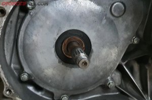 Kalau Darurat Saja, Ini Cara Atasi Sil Pulley Depan Yamaha NMAX Rembes - Otomotifnet.com