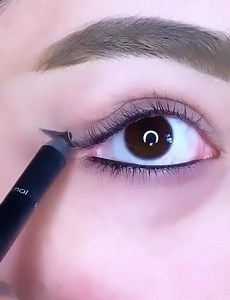 Khol eye liner long_lasting قلم كحل العيون عالي الثباتت من ارتديكو سواد فاحم ويبقى وياج طول اليوم ! تستخدمي داخل وخارج العين يعني ٢في ١ ويرسم خطوط حادة ودقيقة ويندمج بسهولة بفضل تركيبتة الشمعية الي تجف بسرعة مضاد للماء والتلطخ ومناسب للعيون الحساسة | Vanilla Cosmetics - ڤانيلا كوزمتك