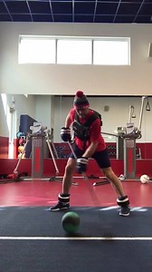 Ahoj HR. Tohle video je pro hokejisty, kteří si chtějí zlepšit střelu. Jde spíše o to, že na treninkach neni moc času a ani prostoru trénovat střelbu. Když to zjednoduším, během tréninku vystřelí jeden hráč max. 20x a protože je na tréninku okolo 20 hráčů a jen 2 brankáři, tak mají ohromnou výhodu. Mají průměrně 10x více zásahů než hráč střel. A to je také jeden z důvodů, proč je nesmírně težké jim vstřelit gól. Myslím, že nám hráčům tohle cvičeni pomůže. Co je potřeba? Nemusíš vlastnit zimní st