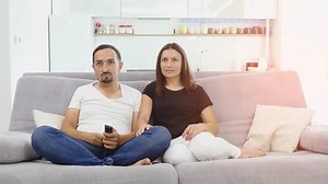 Couple Fighting Over Remote Control Her: vídeo stock (100% livre de direitos) 1016511286 | Shutterstock
