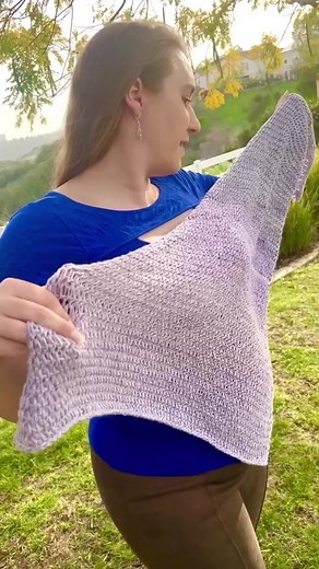 This triangle shawl is perfect for summer! Learn how to make it here: https://www.nickishomemadecrafts.com/tunisian-triangle-crochet-shawl-pattern/ | Crochet Patterns & Tutorials by Nicki's Homemade Crafts