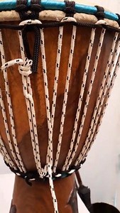 Aprovecho un video para un cliente también para enseñaros como tensar, afinar o apretar la piel de nuestro djembé a través del trenzado tradicional de Mali Cruzaremos las cuerdas exteriores de cada nudo, una encima de la otra, las veces que sea necesario. Se puedes hacer también las vueltas o pisos que sean necesarios. | Fenix Drums