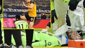 《利物浦》触目惊心！帕特里西奥出击头撞队友膝盖 重伤昏迷被担架抬离出场