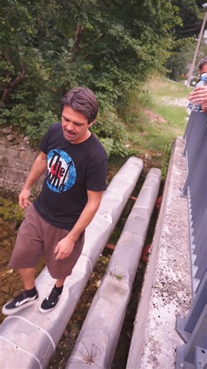 Samo še špili držijo pokonci našega frontmana! 😂 Se vidimo 5.9. v Klub JEDRO Medvode 🤟😎🤟 | Elvis Jackson