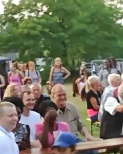 Dance on my Bongo yeaaa wine it | Me-Razor