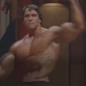 Arnold rosnou como um animal e me disse: “você perdeu por causa da sua barriga grande”! Mike Mentzer não conseguia acreditar na vitória injusta de Schwarzenegger no Mr. Olympia de 1980. Mas não foi apenas a fraude do concurso que o irritou, sua rivalidade com Arnold foi muito além disso e acabou lhe custando toda a sua carreira... | Ícones