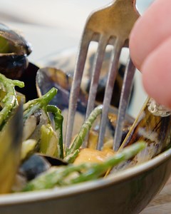 De 1e #mosselen zijn er!! Ik maak ze lekker & makkelijk natuur klaar met verschillende toppings om te freehweelen: mosterdsaus is lekker bij frietjes, maar probeer ook es gebakken zeekraal, furikake of spicy crunchy oil. Dit zijn hangcultuur mosselen, dus geen zand, enkel 1x spoelen & hup de pot in. Wie doet mee? Zeker Zeeuws | Sofie Dumont Chef