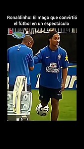 Cuando Ronaldinho pisó el campo, los comentaristas se quedaron sin palabras. Su juego no necesitaba descripción: era puro entretenimiento. Su característico movimiento "elástico" se convirtió en su marca registrada: el balón iba en una dirección y el jugador se lanzaba instantáneamente hacia la otra, dejando a los defensores desconcertados. Hacía pases sin mirar a su compañero de equipo y sus tiros libres eran impredecibles pero increíblemente precisos. La cima de la carrera del brasileño llegó 