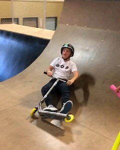 Party with Claudius😂🔥🔊 👇THE PERSON TO TAG THE MOST FRIENDS GETS A SHOUT OUT💖❤️💙👇 🎥NEW VLOG just launched🚀🚀🚀🎥 🌈We tested the New @scooterzone Skatepark with @rocopiazzia🛴🌈 Love ya, see you soon😃❤️!! @itspembers101 📸 Claudius Vertesi Merch🌴 | Claudius Vertesi