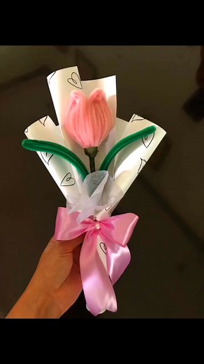 Budget meal Single Tulip Bouquet for only 85 pesos if within Oz aaawww pwde hangyo😜☺️ #handmadewithlove #bouquetthatlastforever #crafting #LoveThatLastsForever #giftideas #handycraft | Flower Craft by Cent