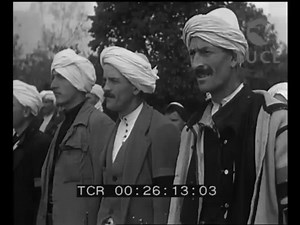 Pejë 1942: Me plisa dhe kostume kombëtare shqiptarët nga Peja, Rugova, Isotgu, Plava, Klina dhe Drenica festojnë bashkimin me Shqipninë në Pejë. | Gazeta DRITA Medvegja