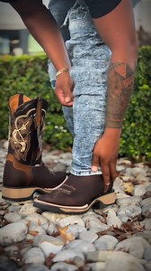 217K views · 2.3K reactions | Botas de trabajo todo terreno ⛰️鸞六‍ con suela de alto impacto ⛰️ Ordénalas aquí  https://wa.link/yu5p6p #fypシ゚ #cowboys #agricultura #botas #hombres #boots | Alexis Corro | Facebook