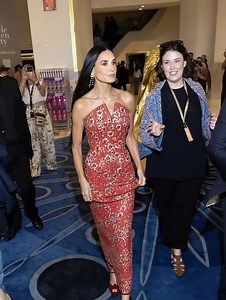 81K views · 145 reactions | «Elle a foulé le tapis rouge et fait disparaître ses filles.» À 61 ans, Demi Moore a fait sensation dans une robe rouge flamboyante, suscitant des murmures, des regards et une avalanche de commentaires en ligne  Découvrez les photos qui font le buzz dans les commentaires  | Des histoires intéressantes sur tout | Facebook