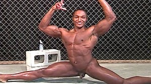 BODYBUILDER ANDRE STEELE does the splits naked