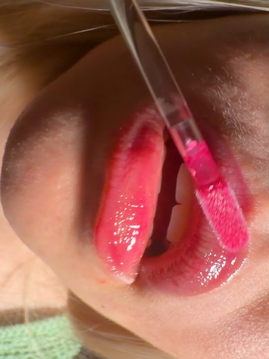 this is the best lip gloss ever #asmr #asmrsounds #asmrvideo #aasmrtiktok #asmrsound #asmrtiktok #asmr_tingles #asmrtriggers #lips