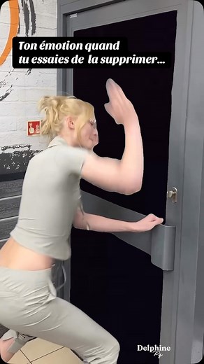 Ah… les évitements émotionnels… toi aussi tu en fais ? 💭Chercher à supprimer ses émotions négatives… Voilà une très mauvaise idée! Déjà, les émotions ne sont ni positives, ni négatives… elles sont! C’est tout ! Tu peux dire agréables ou désagréables. Mais toutes ont leur utilité. Ainsi faire cette dichotomie amène à penser que les émotions négatives doivent être éliminées ! ✨Les émotions ne sont pas des ennemies à nier, contrôler ou supprimer. ✨Les émotions sont des messages 💌 & comme tous les