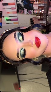 2.7K views · 860 reactions | Makeup verdoso con brillo ✨ Paleta Accesorios Pestañas Lo encuentran con @boutique_loved_forever ✨ Conceler @la_maria_cosmetics ❤️ #makeup #tutorials #tutorial #fyp #makeupartist | 핱햆햙햎햒햆 핽햎햛햊햗햆 햒햆햐햊햚햕 | Facebook