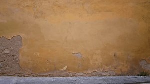 「剥離スタッコと露出した石、鋭いフォーカス、ストリートと古い黄土漆喰の壁テクスチャ；背景バックプレートコピースペース落ち着いた。」の動画素材（ロイヤリティフリー）3979139439 | Shutterstock