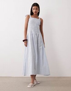Esmee – Gesmoktes Maxi-Strandkleid in Blau und Weiß gestreift mit gebundenen Trägern | ASOS