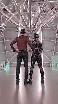 Subbi restrained with Master in the light show / gefesseltes Subbi mit Dom - Atomium, Brüssel