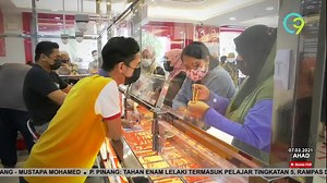 1.2M views · 14K reactions | Kedai Emas Diserbu Orang Ramai Harga emas yang turun sehingga RM233 satu gram hari ini, menyebabkan kedai emas diserbu orang ramai. | Buletin TV9 | Facebook