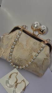 Clutch "Pearl Poème" – Eleganz in Blüten und Glanz - Etsy.de