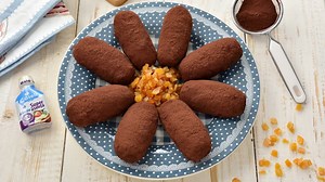 170K views · 5.1K reactions | Va mai amintiti prajitura Cartof din cofetariile de pe vremuri? Ei bine, am revenit in forta cu varianta de casa acestui desert. Se face usor, e foarte aromat si va asigur ca e mult mai bun decat orice varianta din comert. In plus., nu e are nevoie de coacere. Reteta detaliata pe site aici: https://jamila.ro/prajitura-cartof | JamilaCuisine | Facebook