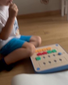 🎨 Art with Cubetto! 🖌️ You can code the most beautiful works of art with Cubetto. All you need is 2 rubber bands and a pen. Have fun coding and drawing! Thank you Anna for charing this video❤️ More creativity with Cubetto? visit us at https://www.primotoys.com #PrimoToys #CubettoAdventures #LearningThroughPlay #CodingForKids #STEMlearning #ScreenFreePlay | Primo Toys