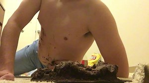Piggy Eats Chocolate Cake!