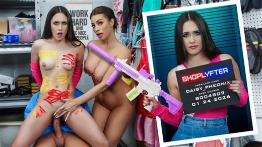 Koda pervertida ve cómo el guardia cachea y folla a su hijastra