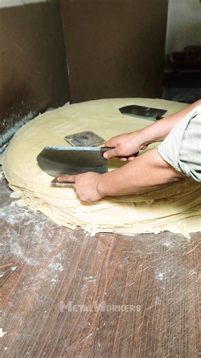 How to make Samosa Patti Hygienically | Homemade Samosa Patti Recipe | Metal Workers