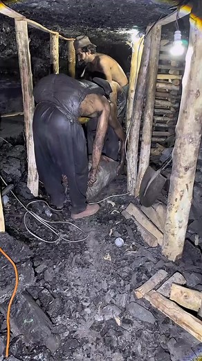 working hard in extreme temperature and low oxygen underground 5000feet #hiddentreasure #mining #gemstonemining #jadestone #Minecraft #blackdiamond | Hidden Treasure