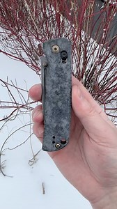 This @kizer_inc Escort is a classic design that has been updated to feature aluminum scales, a clutch-lock style mechanism and 20CV blade steel. This piece is smooth, fidgety, and functional. A basic creative freedom was applied to this piece with a micarta-looking laser grip, working finish blade and clip, and polished bronze hardware. A fresh look to a freshly updated design headed home. #wayofknife #edcgearhouse #kizerinc #kizercutlery #escort #clutchlock #creativefreedom #knifemods #moddedin