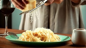 Frauen essen leckere Pasta mit Käse.: Stockvideos & Filmmaterial (100 % lizenzfrei) 1097467047 | Shutterstock