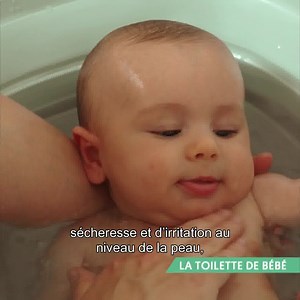 Le moment du bain peut-être source de stress une fois de retour à la maison, découvrez tous les conseils de notre puéricultrice, pour faire de cet instant, un moment de partage avec votre bébé ! | La maison des maternelles