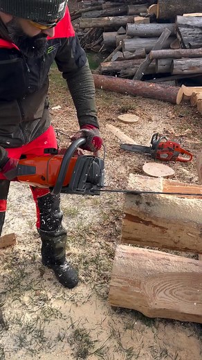 Stammenden Sägen mit der Husqvarna 572 XPG #husqvarna #logcabinbuilders #logbuilding #logbuilder | Amanda Spencer