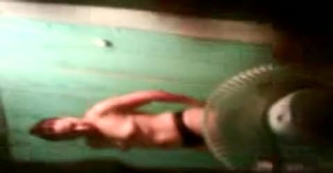 Surprenant sa belle-sœur nue sous la douche dans la chambre de son frère