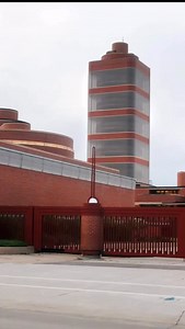 Johnson Wax Headquarters, Wisconsin, USA (1950) Architect: Frank Lloyd Wright The Johnson Wax Headquarters in Racine, Wisconsin, is a landmark of Frank Lloyd Wright’s mature modernism. Designed between 1936 and 1950, the complex is best known for its Great Workroom, where slender dendriform (lily-pad) columns create a vast, light-filled interior, and for the Research Tower (completed in 1950), a pioneering vertical laboratory building. Wright combined innovative structural engineering with caref