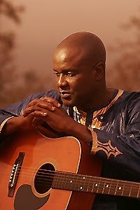 Ismaël Lo - Tajabone (letra en wólof y traducción en español)