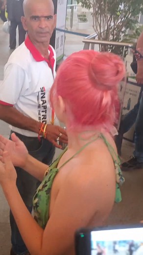 Urfi Javed gets in a fight with an Uncle 👊 . #biscoottv #urfi #urfijaved #bollywoodupdates #bollywood #urfijavedfight #urficontroverse #urfijavedfashion #urfijaveddress | Biscoot TV