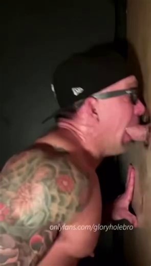 💪GloryHoleBro gives the Bannon Muscle Academy students a master class on sucking dick until you get the load💦More on his OF🍆