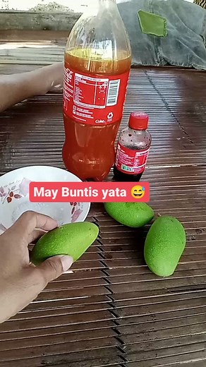 Tropical Tang: Sour Mango with Coconut Vinegar & Salt 🥭🥥 #SourMangoDelight #CoconutVinegarTwist #SourAndSalty #CoconutFlavors #TropicalSnacking #TasteOfParadise | Tilong V