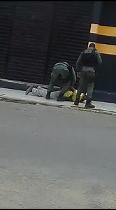 Tiros foram disparados na manhã desta quarta-feira (12), próximo a Bodega do Jokkas, no Centro de Belo Jardim, no Agreste de Pernambuco. Segundo informações, um meliante com uma f4c4 reagiu para cima de policiais, que reagiram com disparos. O meliante foi pego e levado para o Hospital Júlio Alves de Lira. | Se Liga Belo Jardim