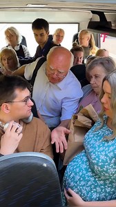 226K views · 930 reactions | Le bus l'a jugé, mais il avait de bonnes raisons de ne pas se lever #Fabiosa #Kindness #jugeant #femme #enceinte | Fabiosa France | Facebook