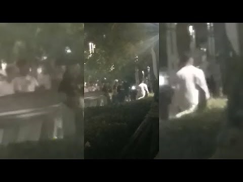 Scene a luci rosse e risse sul lungomare di Riccione