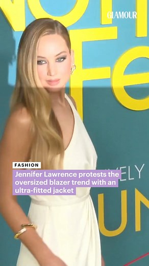 While all the other girlies are still wearing oversized blazers this summer, #JenniferLawrence is making a bold return to an ultra-fitted style of the menswear classic ❤️ ➡️ https://www.glamourmagazine.co.uk/article/jennifer-lawrence-fitted-blazer | GLAMOUR UK